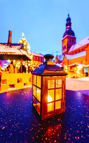 Ручной фонарь перед входом в рождественский рефлекс — стоковое фото