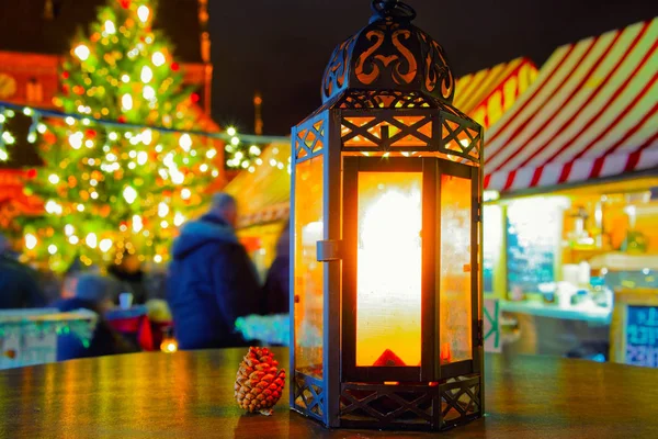 Lámpara de calle en el mercado de Navidad en la noche Riga reflex — Foto de Stock