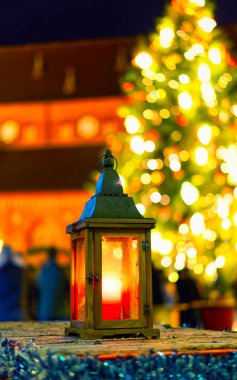 Geceleyin Noel pazarında sokak lambası Riga refleksi