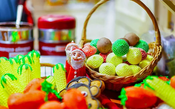 Stand mit bunten Süßigkeiten auf dem Weihnachtsmarkt — Stockfoto