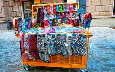 Letonya 'nın eski şehri Riga' da örgü çorap ve eldivenlerden oluşan sokak Noel tezgahı