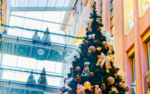 Beautifully decorated Christmas tree in multilevel shopping mall reflex — Stock Photo, Image