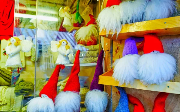 Kis angyal és törpe szobrok a rigai karácsonyi piacon reflex — Stock Fotó