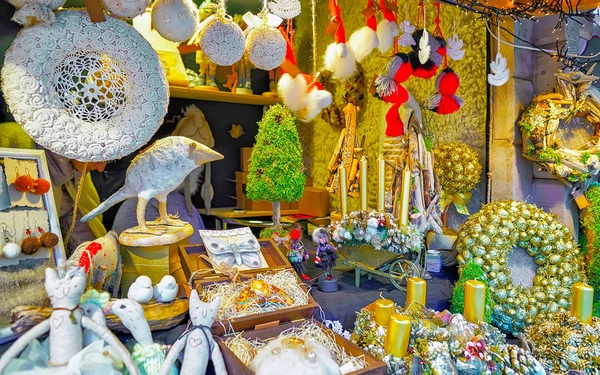 Recuerdos y artículos hechos a mano en el reflejo del Mercado de Navidad de Riga — Foto de Stock