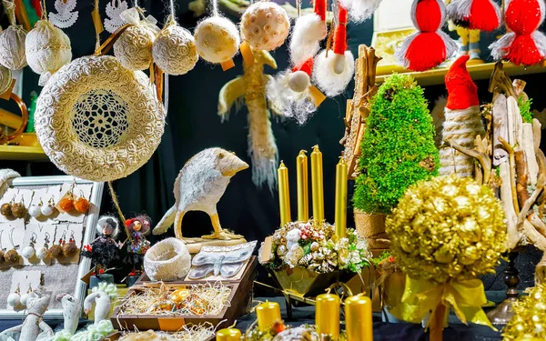 Ágynemű kézzel készített ajándéktárgyak és kiegészítők a rigai karácsonyi piacon reflex — Stock Fotó