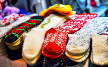 Riga Noel Pazarı refleksinde yün ve sıcak çoraplar.