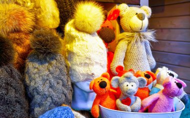 Riga Noel pazarında sergilenen el yapımı ayılar ve şapkalar