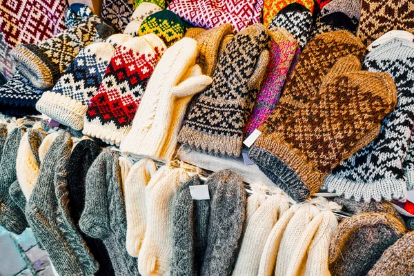 Stand mit warmen Fäustlingen und Socken riga Weihnachtsmarktreflex — Stockfoto
