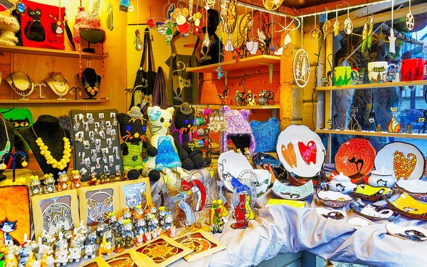 Различные небольшие аксессуары и сувениры на Рижском Рождественском рынке рефлекс — стоковое фото