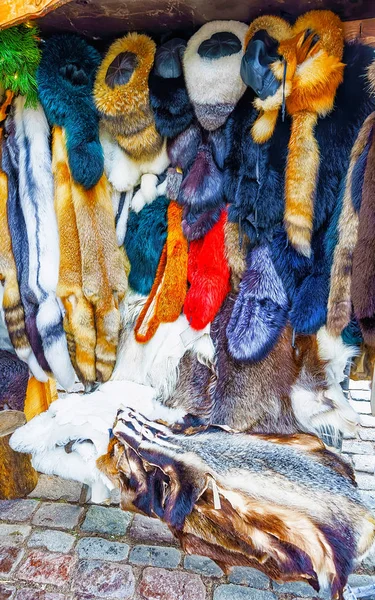 Stall med animaliska hudprodukter på Riga Christmas Market reflex — Stockfoto