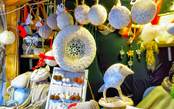Souvenirs blancos hechos a mano en el puesto durante el reflejo del Mercado de Navidad de Riga —  Fotos de Stock
