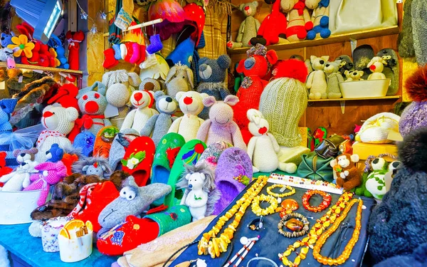 Brinquedos e acessórios para animais artesanais durante o reflexo do mercado de Natal de Riga — Fotografia de Stock