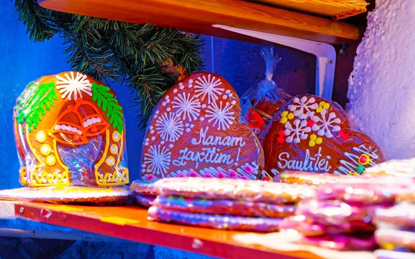 Lembranças tradicionais no mercado de Natal europeu um reflexo do coração de gengibre — Fotografia de Stock