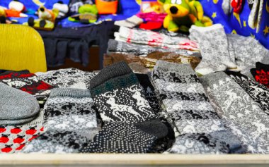 Vilnius Noel Pazarı refleksinde örgü çorapla oyala