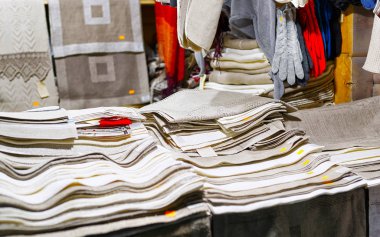 Riga Noel Pazarı 'nda el yapımı keten hediyelik eşya.