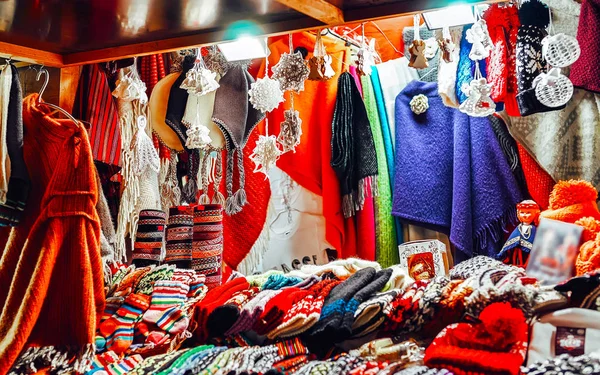 Stall com roupas de lã coloridas Riga reflexo do mercado de Natal — Fotografia de Stock