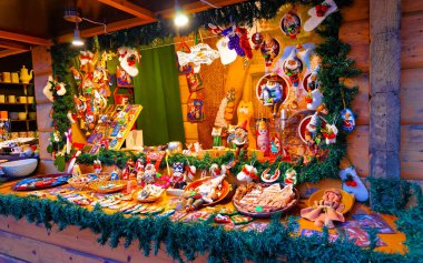 Riga refleksindeki çok çeşitli hediyelerle Noel marketi tezgahı.
