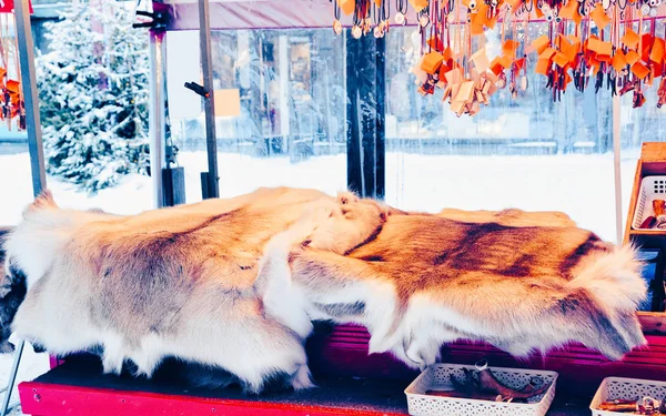 Puesto de mercado con souvenirs tradicionales como reflejo de piel de reno — Foto de Stock