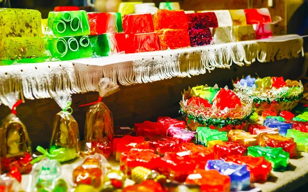 Sapone fatto a mano festivo Riga riflesso del mercato di Natale — Foto Stock