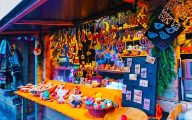 Doğal ahşap hediyelik eşya refleksi olan tipik bir Noel marketi.
