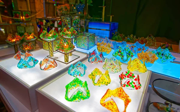Элегантные и блестящие сувениры из цветного стекла выставлены на продажу рефлекторно — стоковое фото