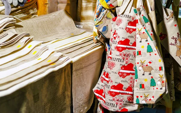 Bolsas textiles festivas en el puesto durante el reflejo del mercado navideño de Riga — Foto de Stock