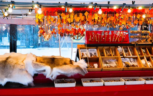 Marktstand mit Rentierfell und Hörnern im Winter rovaniemi Reflex — Stockfoto