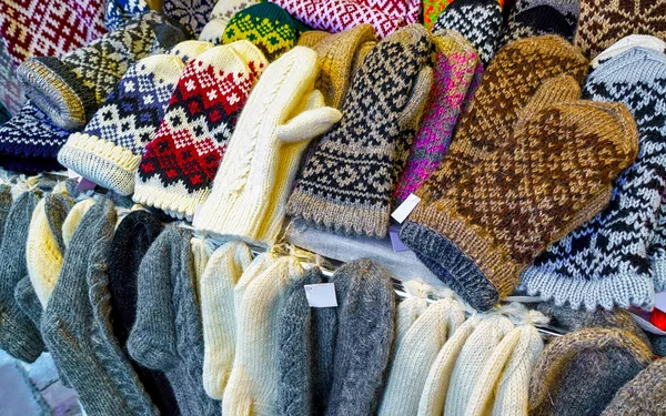 Stand mit warmen Fäustlingen und Socken auf dem Rigaer Weihnachtsmarkt — Stockfoto