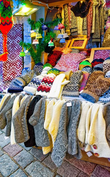 Stall com luvas quentes e meias no reflexo do mercado de Natal de Riga — Fotografia de Stock