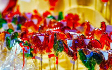 Vilnius refleksindeki Noel pazarında tavuk lolipopuyla oyala