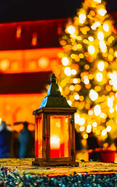 Farola en el mercado de Navidad en la noche Riga reflex —  Fotos de Stock