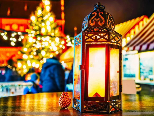 Lanterna luminosa con cono di candela al Riga Christmas Market reflex — Foto Stock