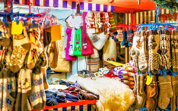 Stall com roupas de lã no reflexo do Mercado de Natal de Riga — Fotografia de Stock