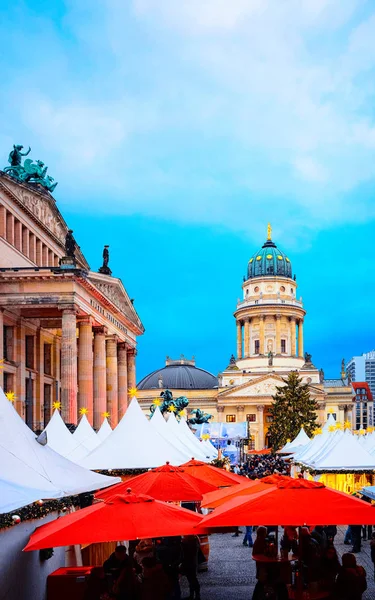 Turistas en el mercado de Navidad de la noche en Gendarmenmarkt en Berlín reflejo — Foto de Stock