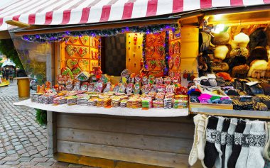 Renkli zencefilli ekmek tezgahı Riga Noel Pazarı refleksinde çeşitli kremalarla