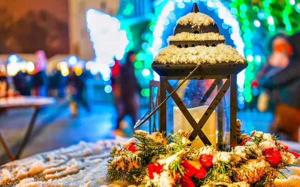 Composição da lanterna nevada no reflexo do Mercado de Natal de Vilnius — Fotografia de Stock