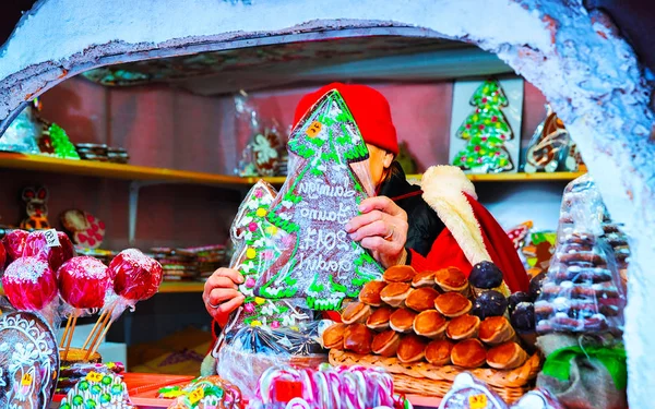 Uppehåll med godis på julmarknaden Dome Square Riga Lettland reflex — Stockfoto