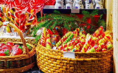 Noel Pazarı Vilnius refleksiyle renkli şekerlerle oyala