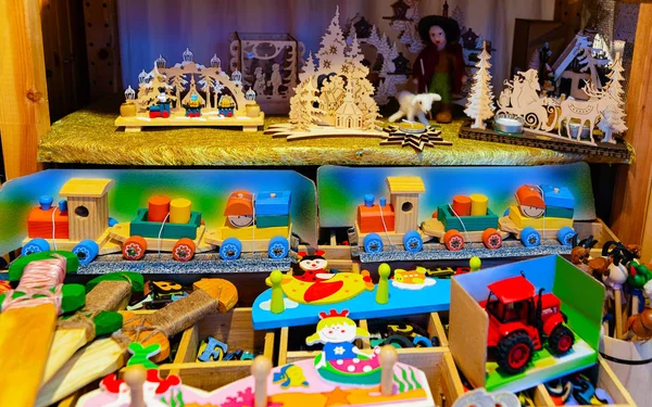 Trä julgran leksaker på julmarknaden i Tyskland reflex — Stockfoto