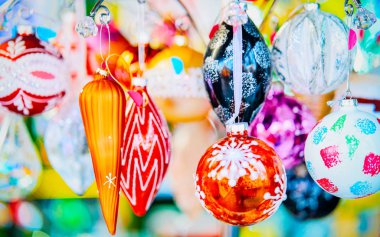 Almanya'nın Noel pazarında Cam Noel ağacı süslemeleri