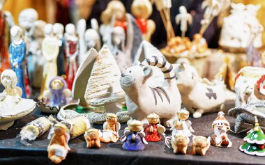 Riga refleksindeki Noel pazarında küçük seramik hatıralar.