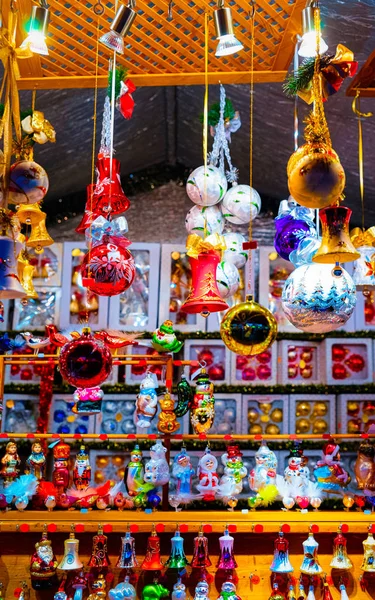 Christbaumschmuck aus Glas auf dem Weihnachtsmarkt am Alexanderplatz — Stockfoto