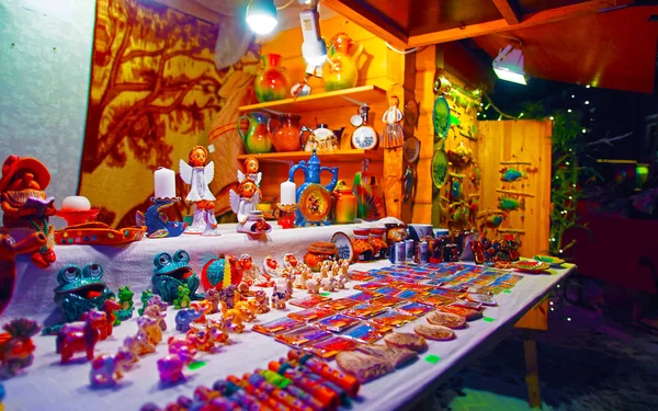 전통적 인 크리스마스 마켓 반사의 전형적 인 기념품가게 — 스톡 사진