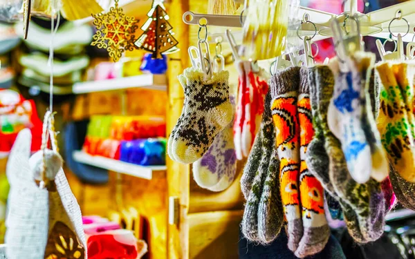 Pequenas meias de lã no reflexo do mercado de Natal de Riga — Fotografia de Stock