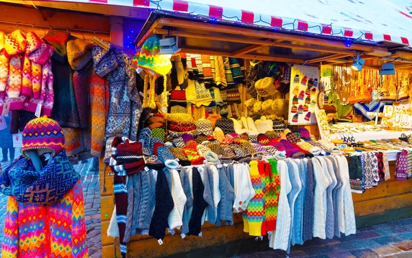 Mercadorias de malha no mercado de Natal reflexo de barraca — Fotografia de Stock