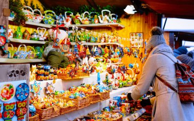 Kadın ve Tahta Noel ağacı süslemeleri Noel pazarında refleks