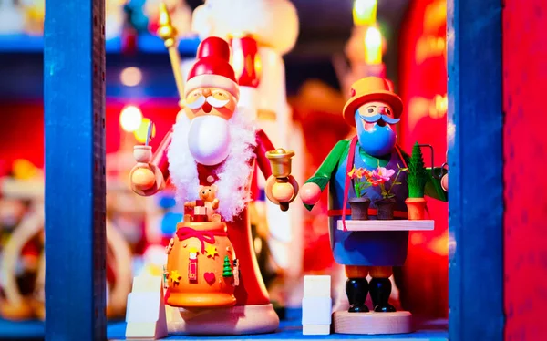 Juguetes de árbol de Navidad de madera del mercado de Navidad en Alemania reflex — Foto de Stock