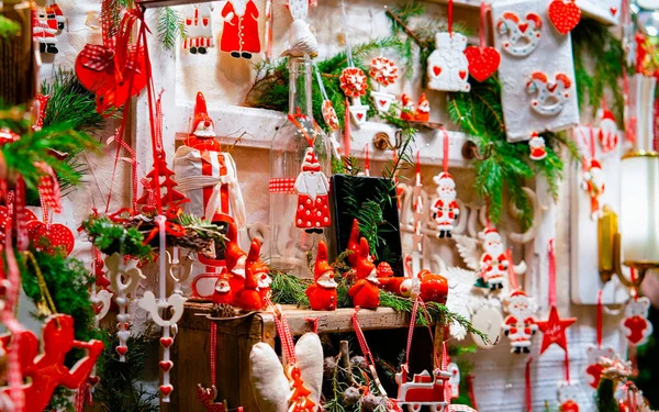 Decoraciones del árbol de Navidad de cerámica en el mercado de Navidad en Alemania reflex — Foto de Stock