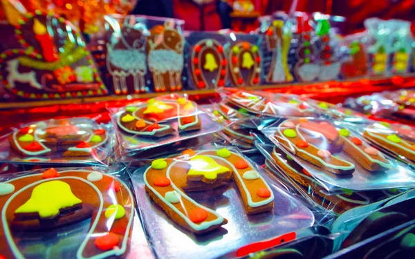 Soporte típico de Navidad con reflejo de galletas de jengibre — Foto de Stock