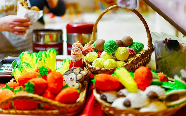 圣诞市场上，维尔纽斯反射着五彩缤纷的糖果 — 图库照片